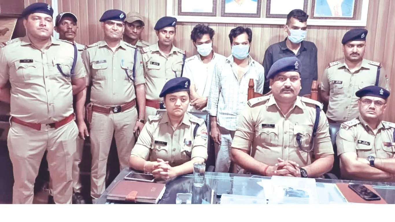 काशीपुरः चेन स्नेचिंग के आरोपी तीन सगे भाई गिरफ्तार, तमंचा व चाकू किया बरामद 