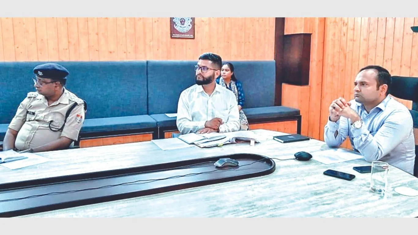 अल्मोड़ाः डीएम ने अधिकारियों को दिये निर्देश, पंजीकृत आधार केंद्रों का समय-समय पर करें निरीक्षण 