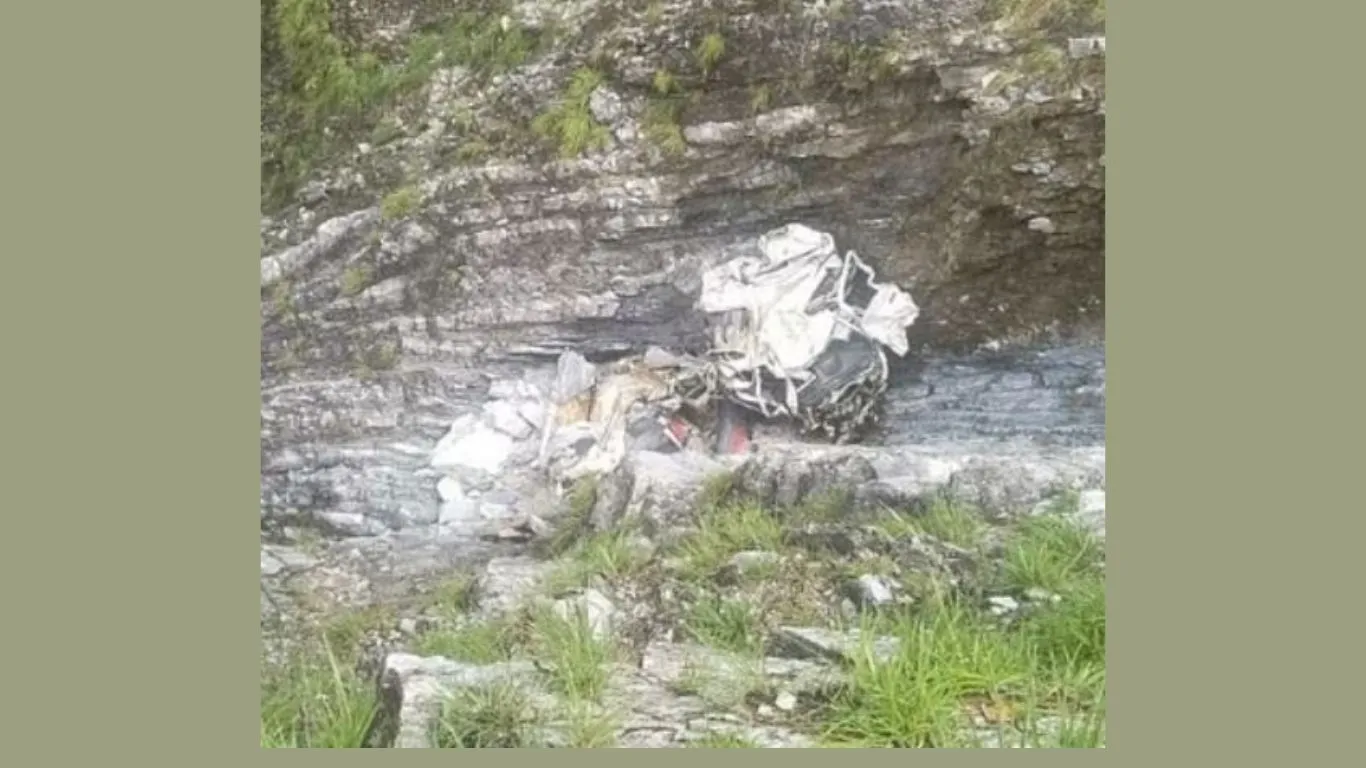 Pithoragarh: होकरा में बड़ा हादसा, कार खाई में गिरी, महिला समेत दो लोगों की मौत