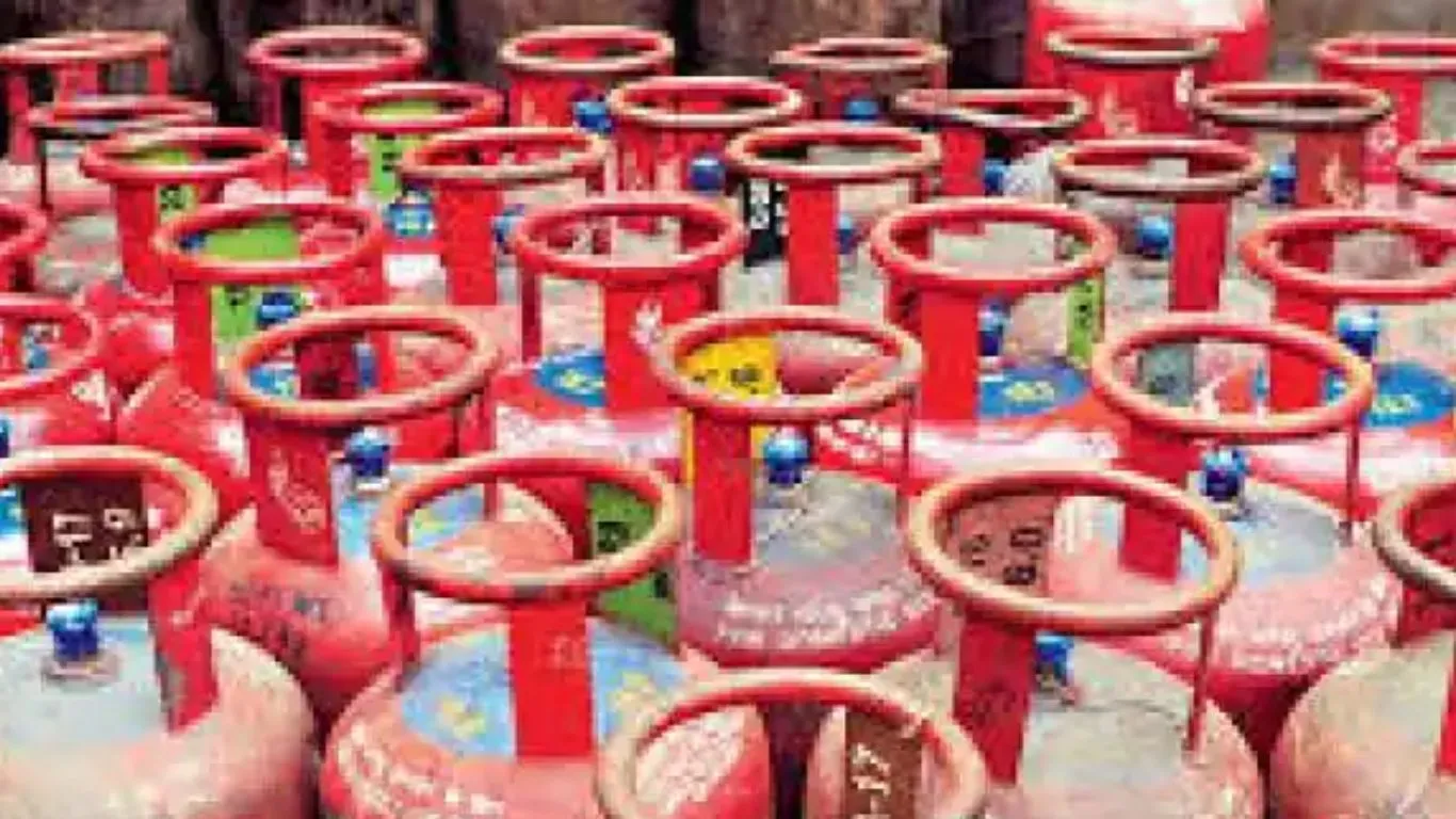 गदरपुरः गैस की कालाबाजारी पर लगेगी रोक, इंडियन गैस एजेंसी ने जारी की सूची 