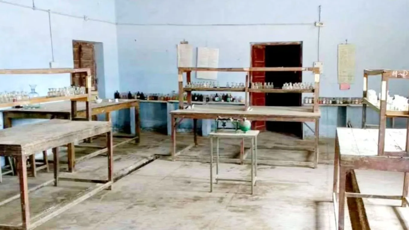 अल्मोड़ाः 19 साल बाद बिना शिक्षक व प्रयोगशाला के विज्ञान पढ़ने को मजबूर हैं छात्र, अभिभावकों ने जताई चिंता  