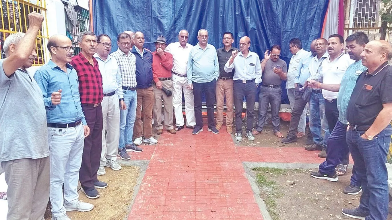 रानीखेतः तीन महीने के ज्यादा समय से धरने पर अड़े, छावनी से मुक्ति पाने की कर रहे मांग.. जाने ऐसा क्यों 