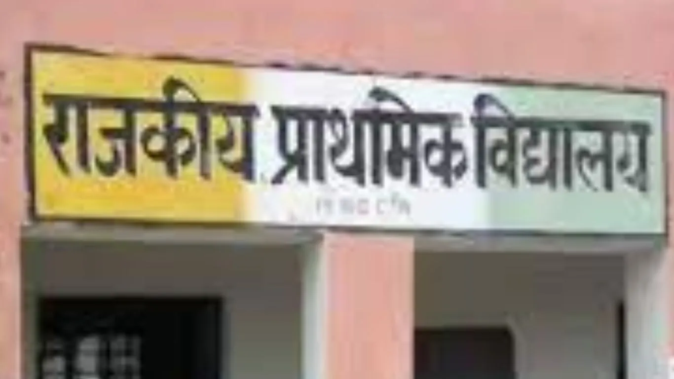 अल्मोड़ाः 2018 की आपदा में क्षतिग्रस्त स्कूल भवन की मरम्मत नहीं, अभिभावकों ने जताई नाराजगी
