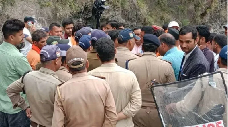 उत्तरकाशी: पुरोला में हुआ बाजार बंद, महापंचायत में जाने के लिए अड़े हिन्दू संगठन