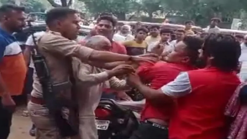 अमरोहा : मारपीट की सूचना पर पहुंची पुलिस से हाथापाई, वीडियो वायरल... दो आरोपी गिरफ्तार