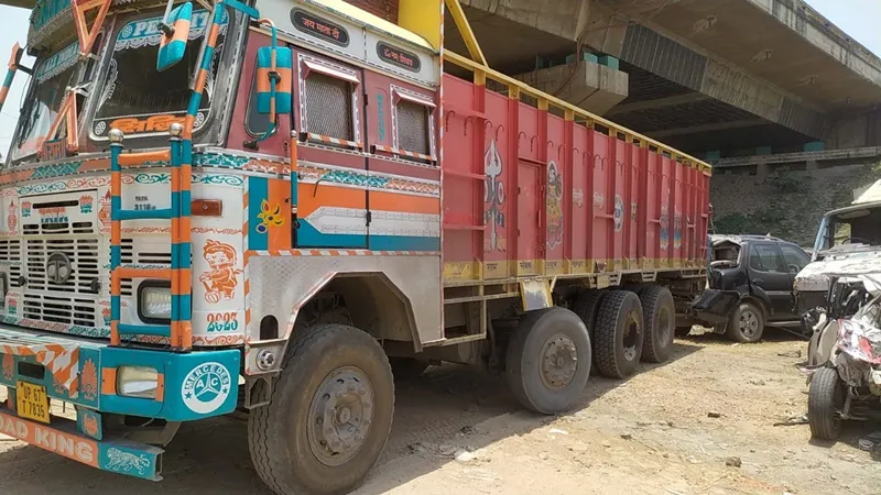 वाराणसी: ट्रक की चपेट में आने से बाइक सवार की मौत