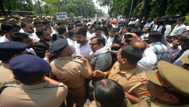 लखनऊ: पुलिस से नाराज वकीलों ने किया प्रदर्शन, सैकड़ों की संख्या में कमिश्नर आवास घेरने पहुंचे अधिवक्ता