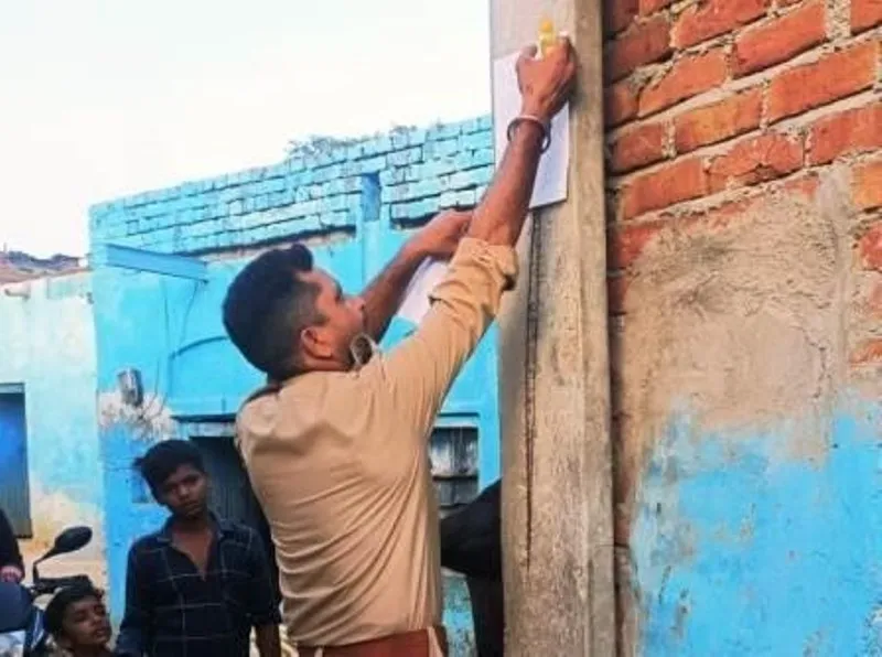 रुद्रपुर: ट्रांजिट कैंप पुलिस ने बाराबंकी यूपी जाकर नोटिस किया चस्पा