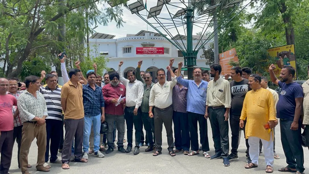 बरेली: गैर कानूनी रूप से केबल टीवी की सेवाएं की बंद, जिलाधिकारी के पास पहुंचे केबल ऑपरेटर 