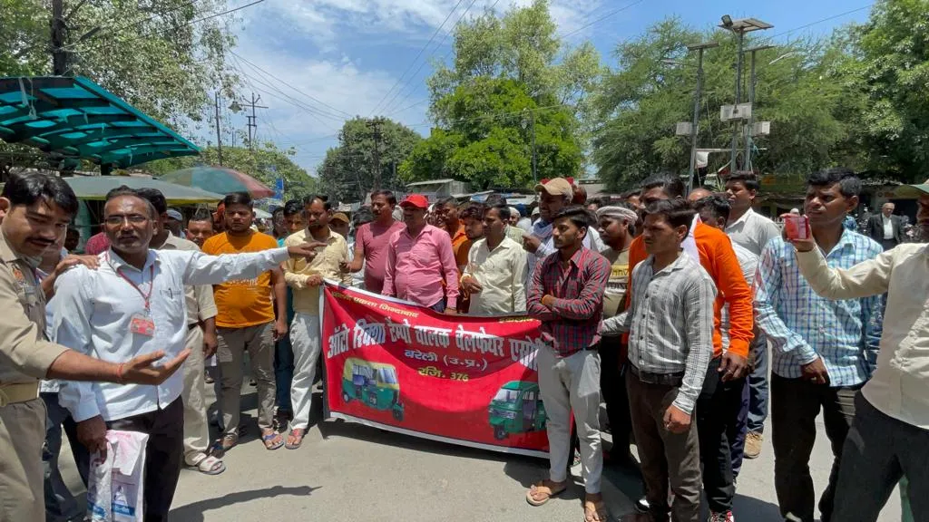 बरेली: ट्रैफिक पुलिस के विरोध में उतरा ऑटो रिक्शा टेंपो चालक वेलफेयर एसोसिएशन 