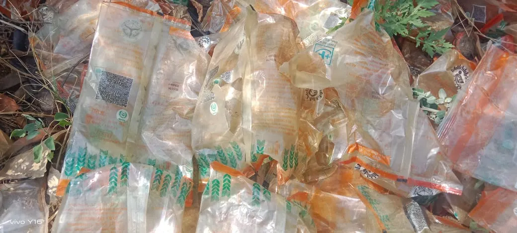 शाहजहांपुर: सड़क किनारे दलिया के खाली मिले पैकेट, उठ रहे सवाल