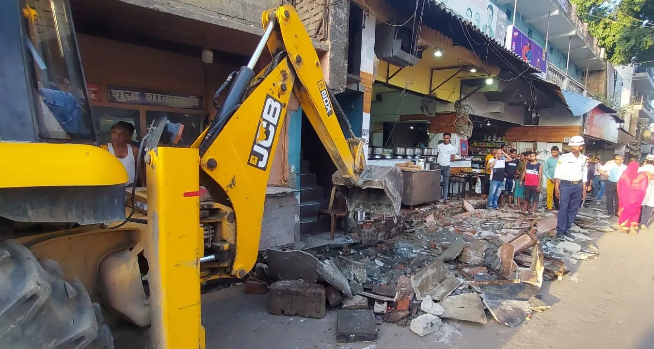 शाहजहांपुर: स्टेशन रोड से हटवाया अतिक्रमण, चबूतरे ढहाए-काउंटर किए जब्त