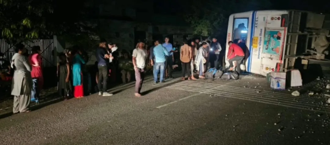 रामनगर: रोडवेज की बस पलटी, एक दर्जन यात्री घायल