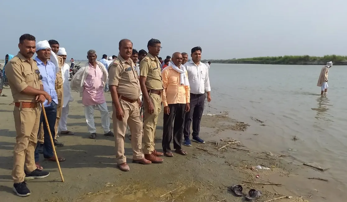 संभल: गंगा में डूबे शिक्षक और दो किशोरों के मिले शव, गंगा घाटों पर रविवार को डूबे थे तीनों