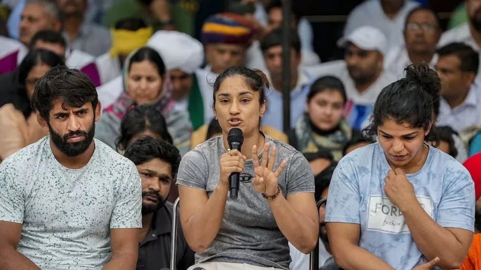 रेलवे की नौकरी पर लौटे पहलवान, जारी रहेगा आंदोलन 