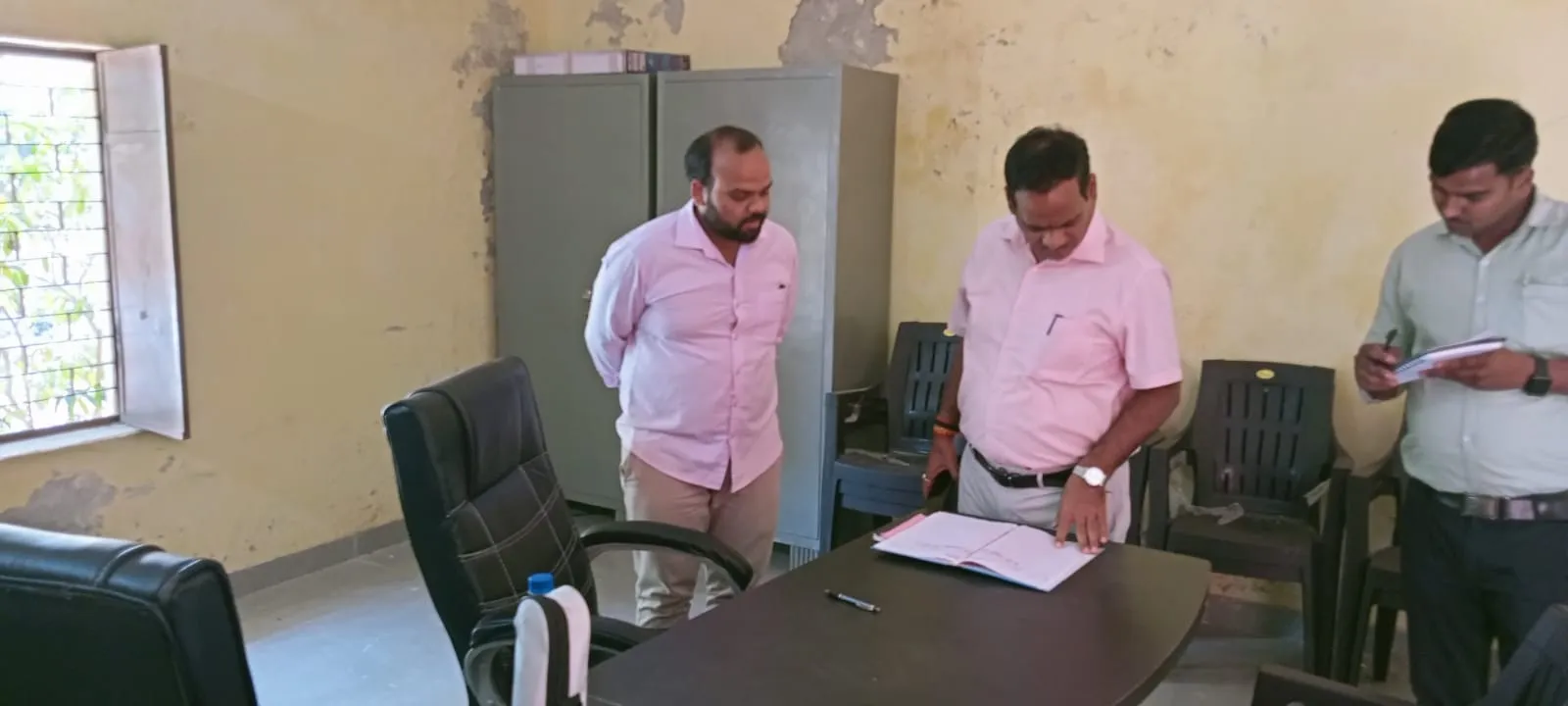 शाहजहांपुर: चार सफाई कर्मियों और डीपीआरओ से जवाब तलब, डीएम ने वेतन भी रोका