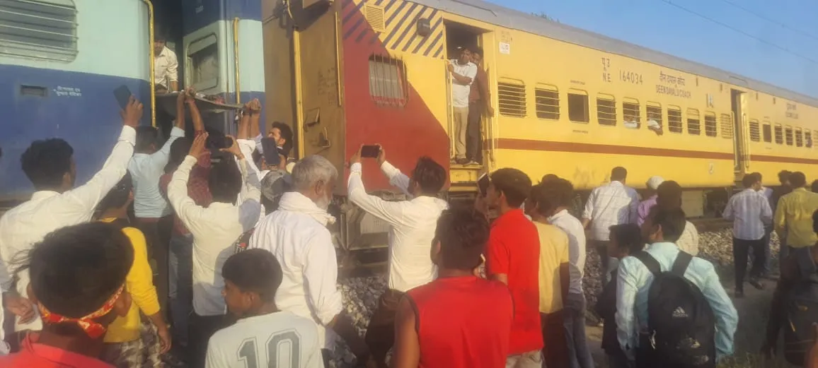पीलीभीत-शाहजहांपुर पैसेंजर भोपतपुर स्टेशन के पास क्यों रुक गई और लग गई भीड़, जानिए पूरा मामला 