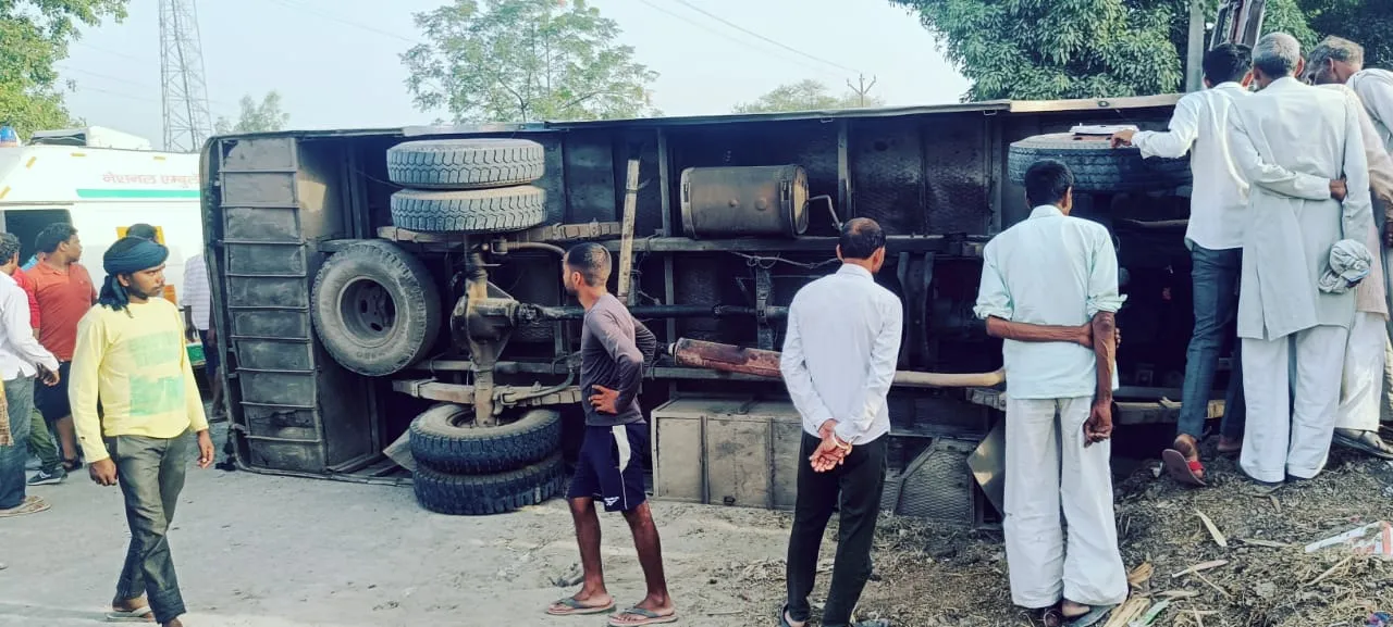 संभल: गाय से टकराकर पलटी  बस, 25 श्रद्धालु घायल