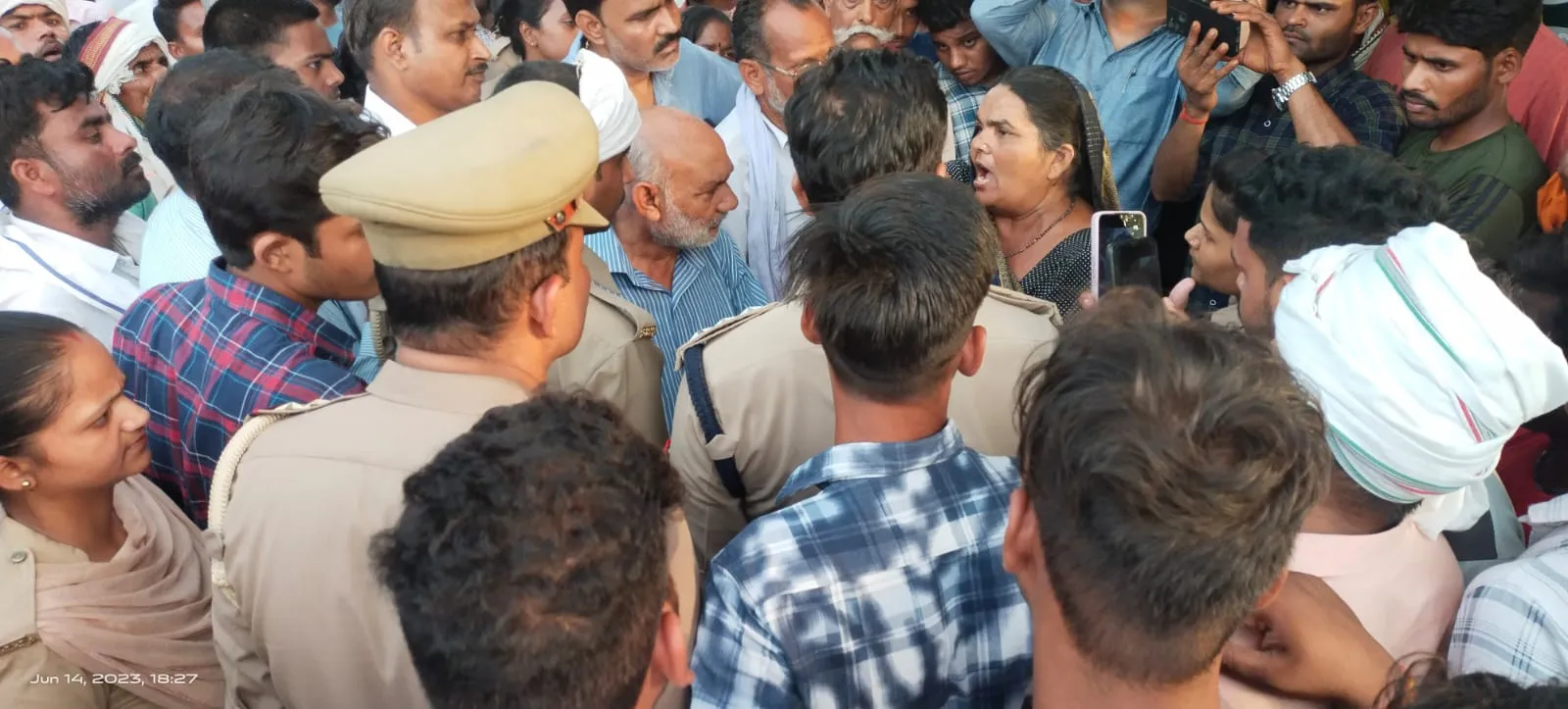 शाहजहांपुर: बवाल की आशंका पर पहुंची पुलिस पर ग्रामीणों ने किया पथराव, दरोगा घायल