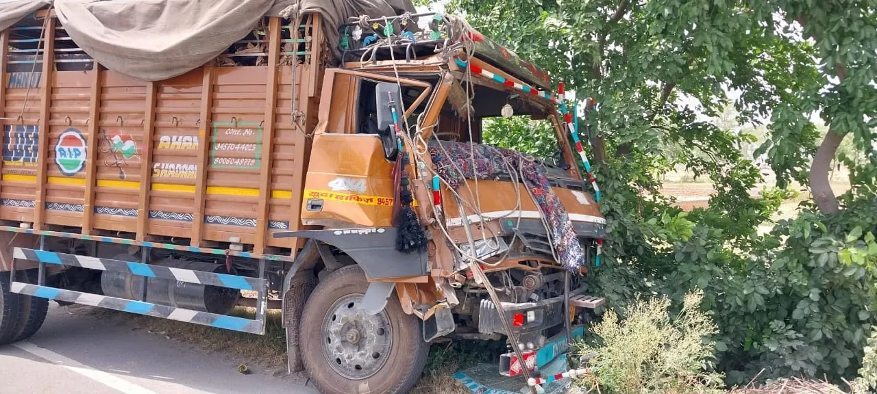 संभल: खड़ी डीसीएम से टकराई बेकाबू डीसीएम, बदायूं के सब्जी विक्रेता की मौत