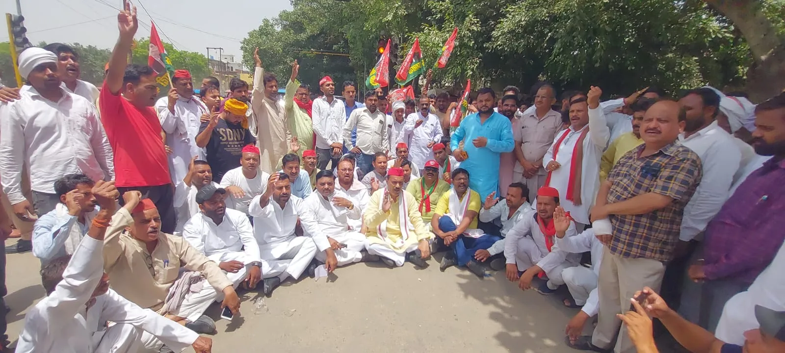 शाहजहांपुर: बिजली, पानी और पटरी दुकानदारों की समस्याओं को लेकर सपा ने किया प्रदर्शन