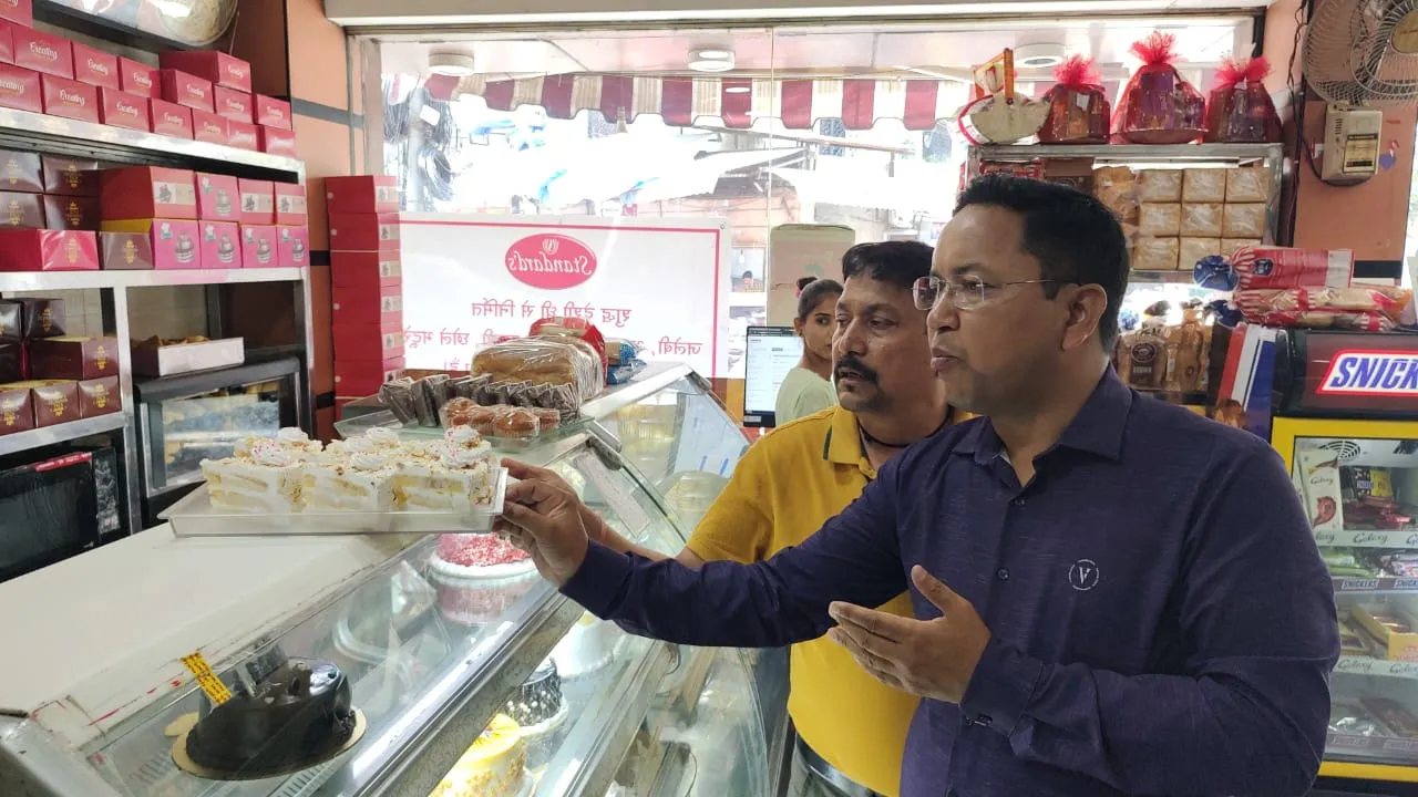 हल्द्वानी: खाद्य विभाग का चला हंटर, एक्सपायरी डेट न लिखने वाले प्रतिष्ठानों का किया चालान
