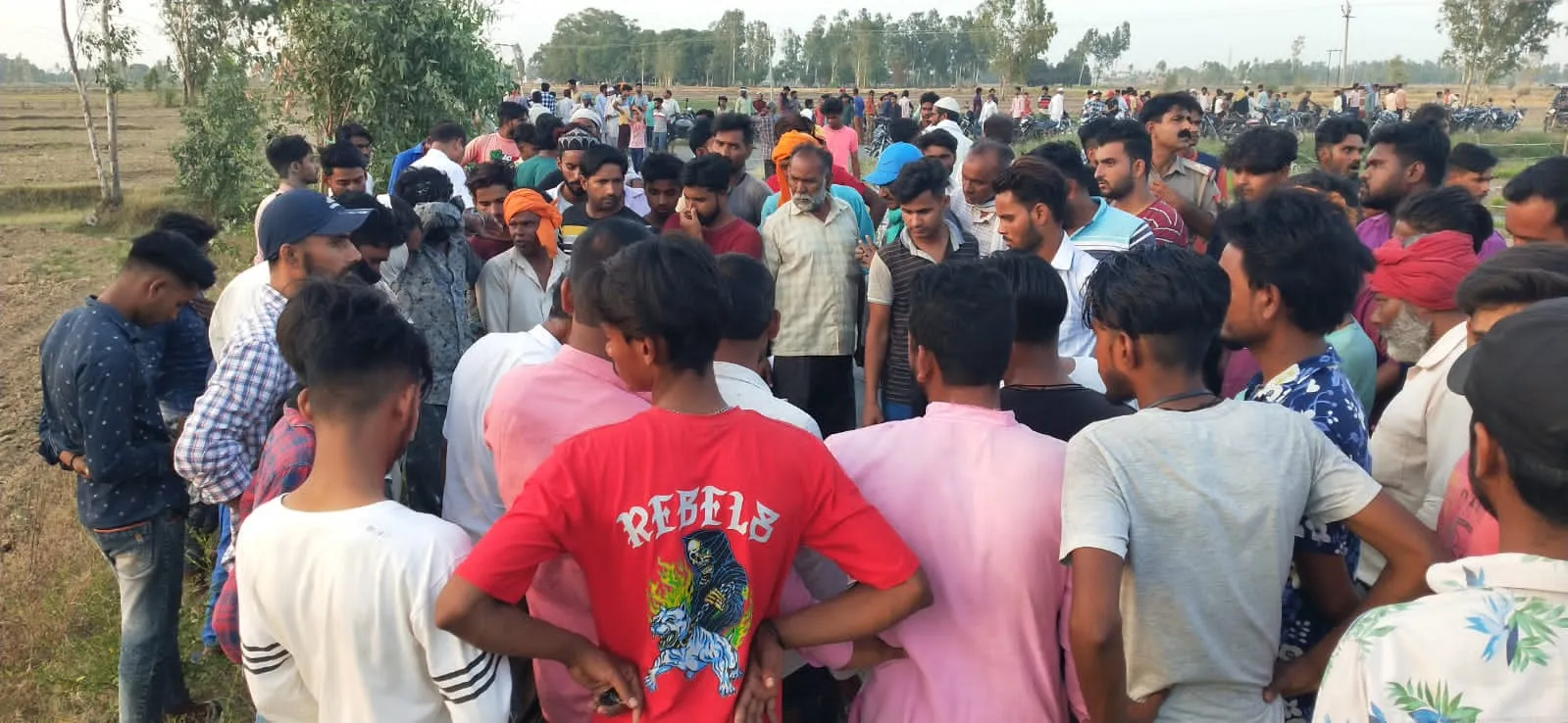 पीलीभीत: खेत पर जाने के चंद घंटे बाद ही फंदे लटका मिला किसान, मचा कोहराम