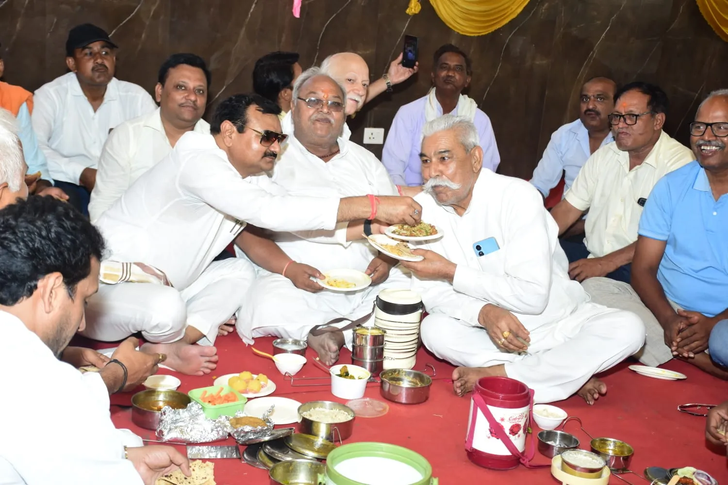 पीलीभीत: आखिर क्यों घर से टिफिन लेकर बारात घर पहुंचे कई भाजपाई?, जानिए पूरा मामला 