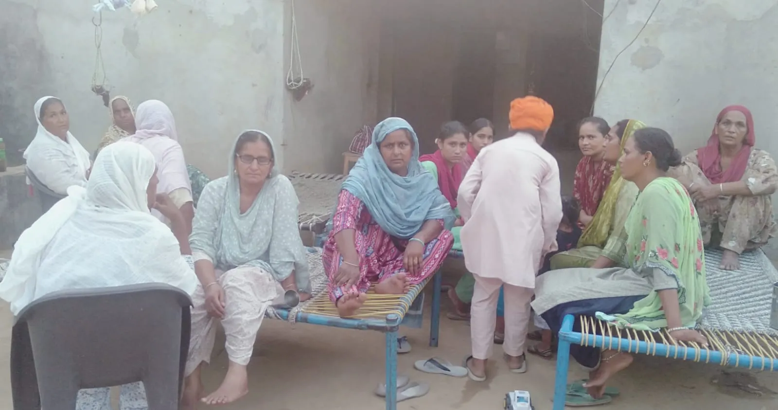 पीलीभीत: अज्ञात वाहन ने बाइक को मारी टक्कर, एक ही परिवार के तीन लोगों की मौत