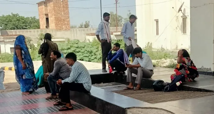 बदायूं: अनियंत्रित होकर खेत की तारकशी में फंसी बाइक, युवक की मौत