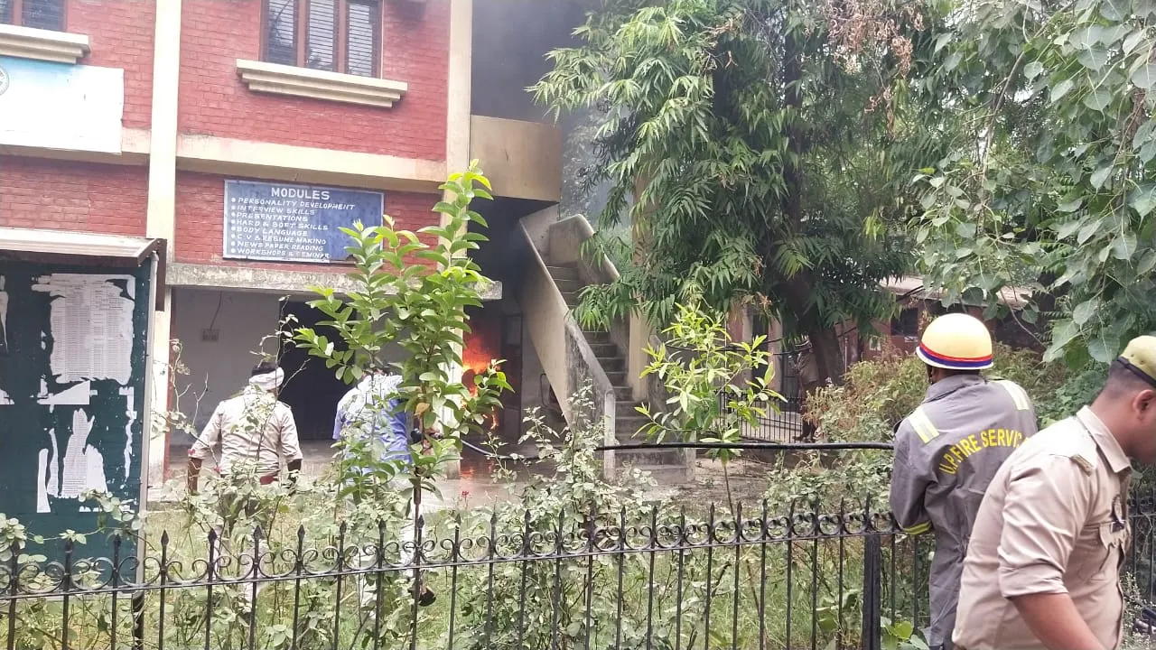 बरेली कॉलेज में बीकॉम ऑनर्स विभाग के स्टोर रूम में लगी आग, मचा हड़कंप