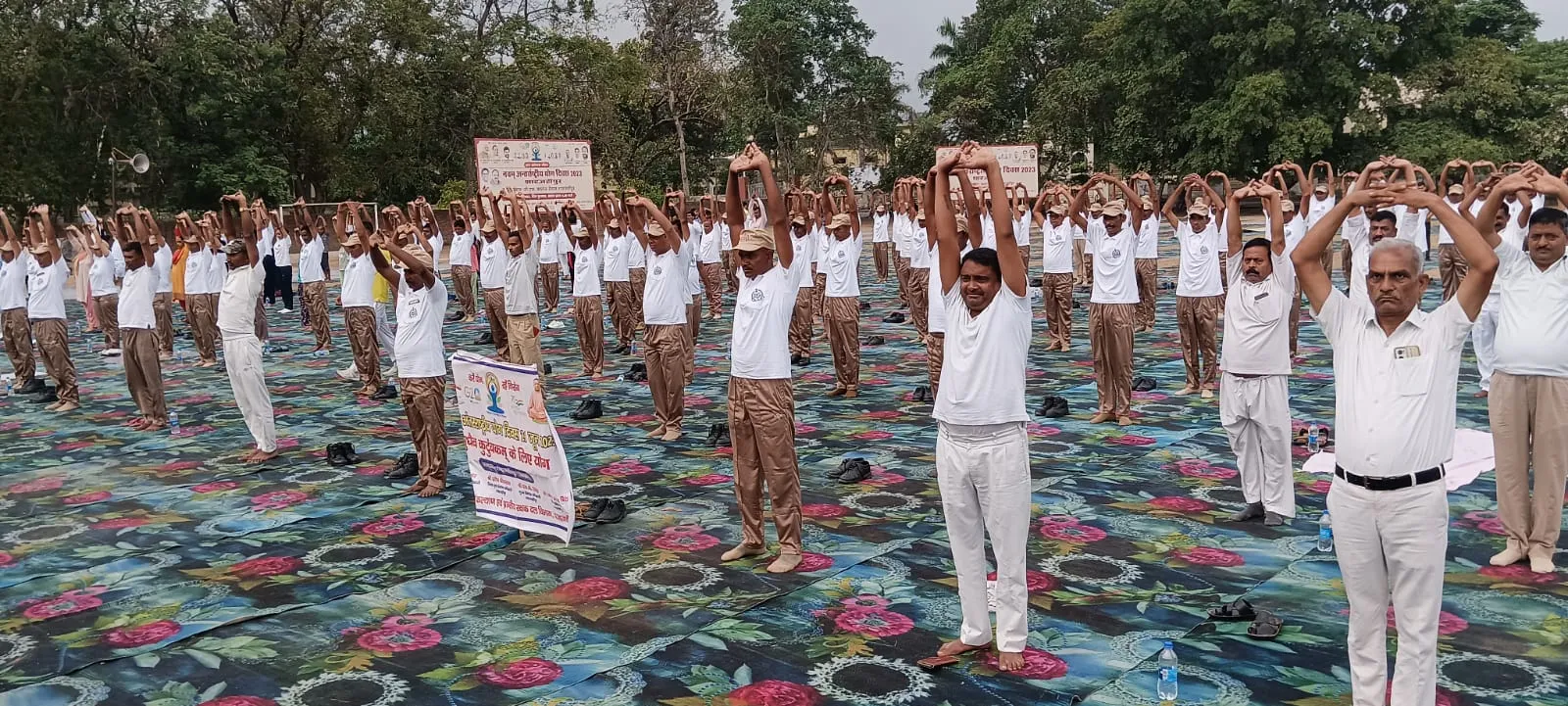 शाहजहांपुर: सुहाने मौसम में भोर होते ही चहुंओर बिखरे योग के रंग