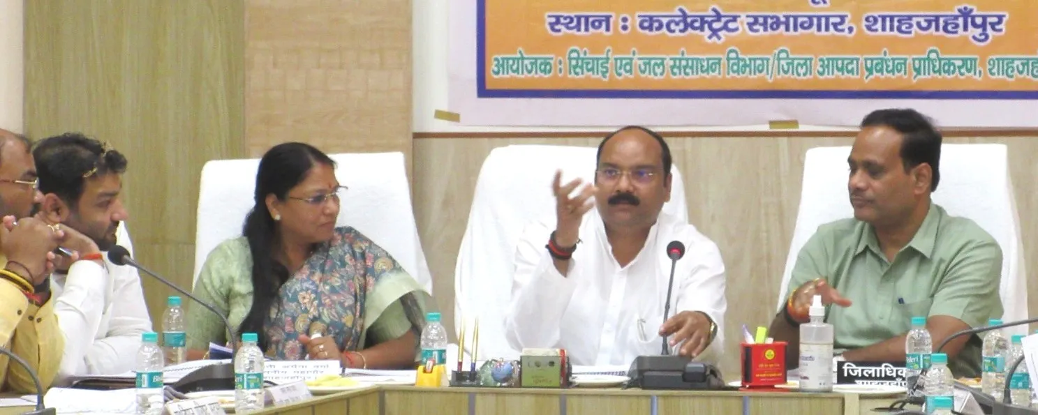 शाजहांपुर: सांसद-विधायकों से चर्चा कर बाढ़ से बचाव की योजनाएं बनाने के निर्देश