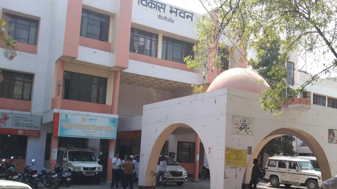 पीलीभीत: साहब, जिम्मेदार के संरक्षण में बाबू कर रहा भ्रष्टाचार..आखिर किस पर लगे गंभीर आरोप, जानिए पूरा मामला 