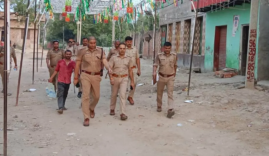 संभल: दूल्हे के गले से नोटों का हार तोड़ने पर हंगामा, चार लोग गिरफ्तार