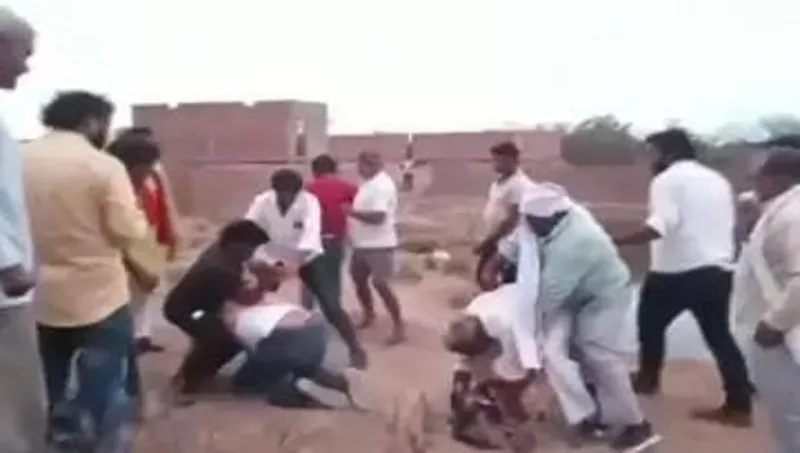 प्रयागराज: विकास कार्यों की जांच करने पहुंचे डीपीओ, चले लात-घूसे,
