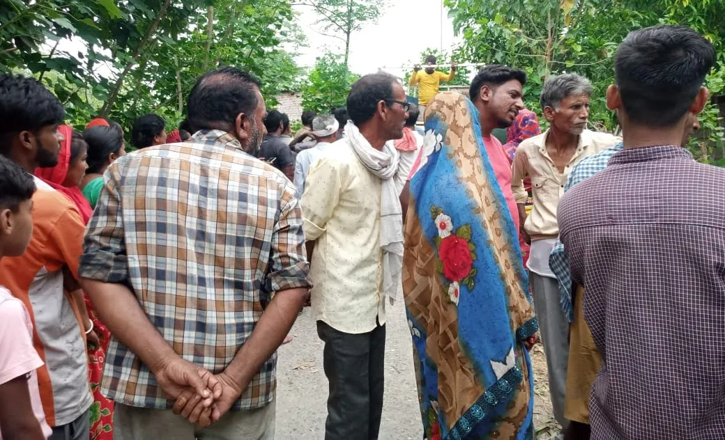 पीलीभीत: दवा लेने की बात कहकर निकली महिला का फंदे से लटका मिला शव..जानिए पूरा मामला 
