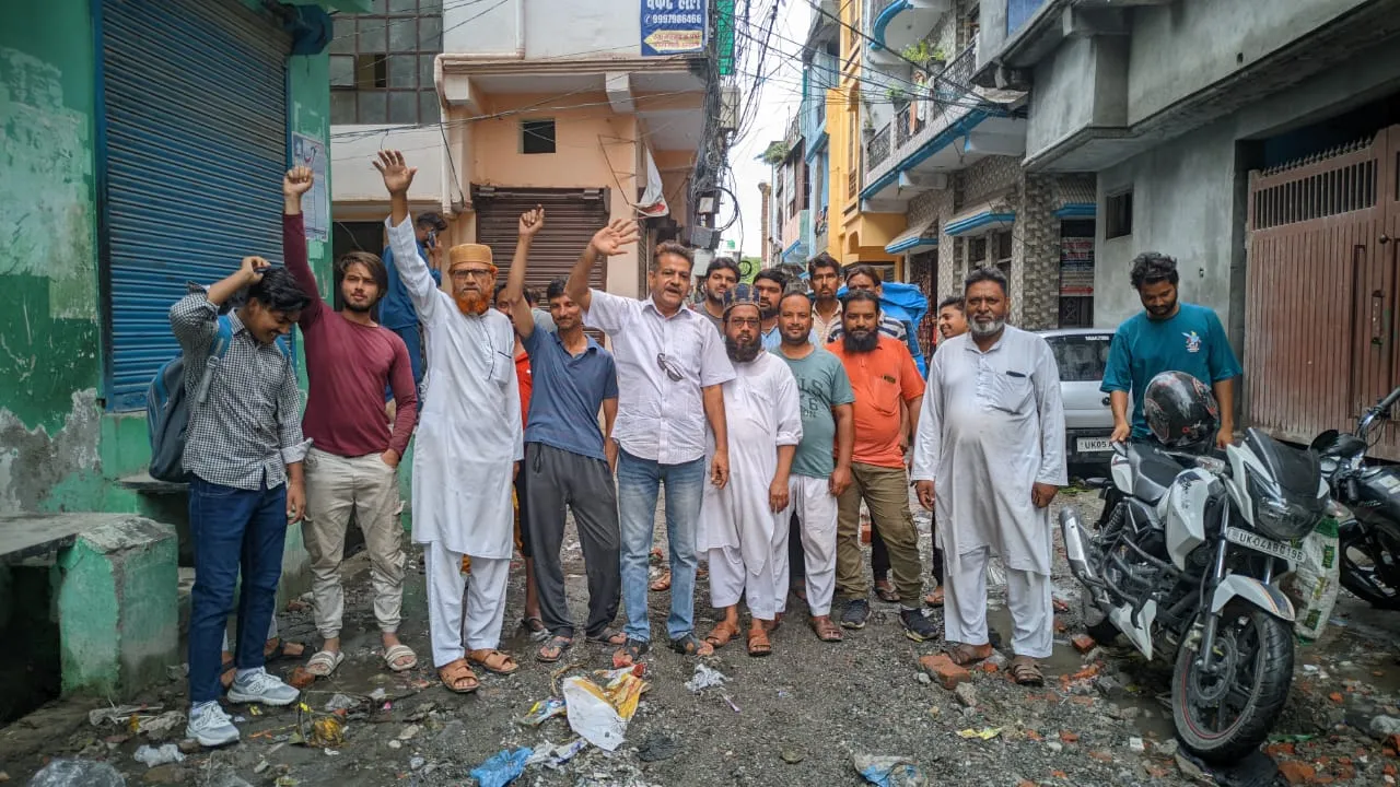 हल्द्वानी: शनि बाजार में नाला हुआ ओवर फ्लो लोगों ने किया प्रदर्शन 