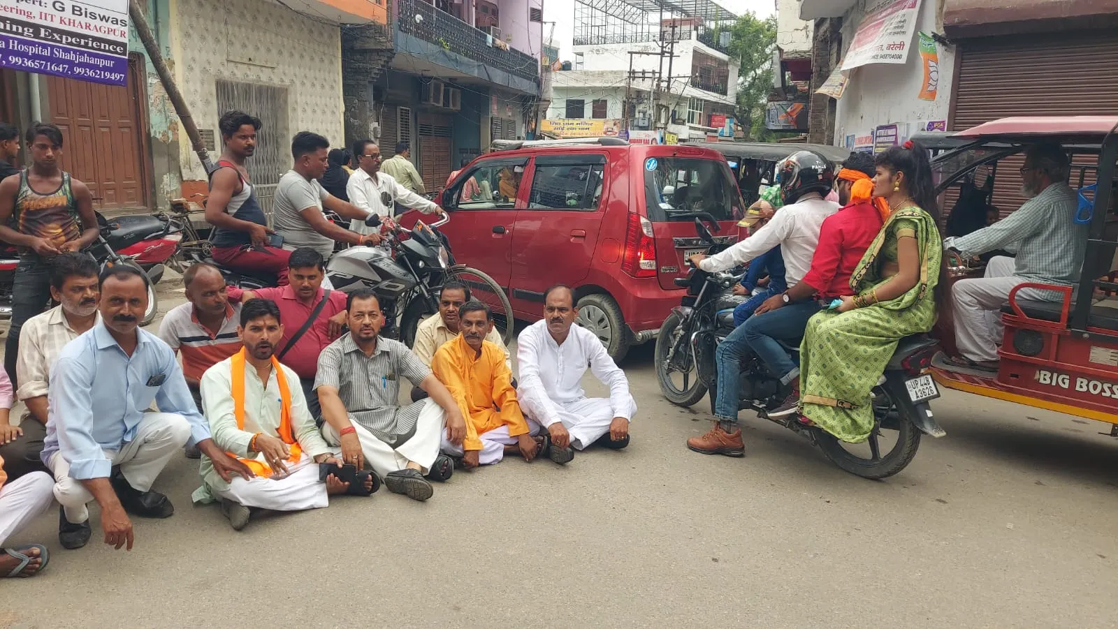 शाहजहांपुर: एक महीने बाद भी पानी सप्लाई चालू न होने से पार्षदों का गुस्सा फूटा
