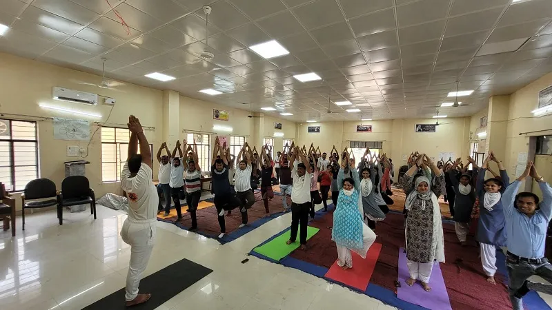 मुरादाबाद : अन्तर्राष्ट्रीय योग दिवस पर डायट प्राचार्य व शिक्षकों ने किया योग