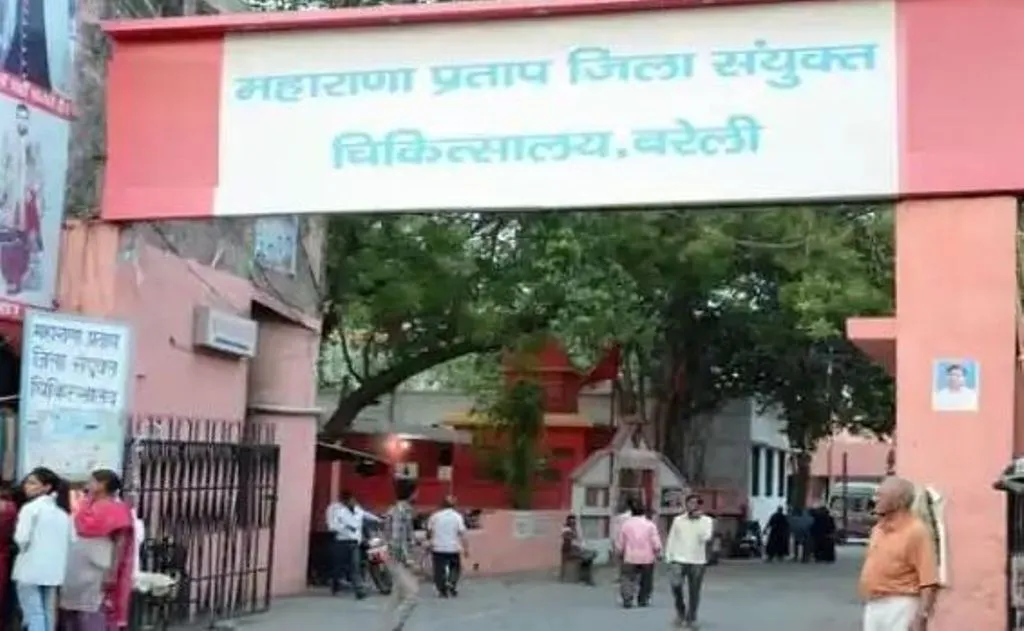 बरेली: जिला अस्पताल के तीनों रास्तों पर मुसीबत, समस्या को लेकर असमंजस में स्वास्थ्य विभाग के अफसर