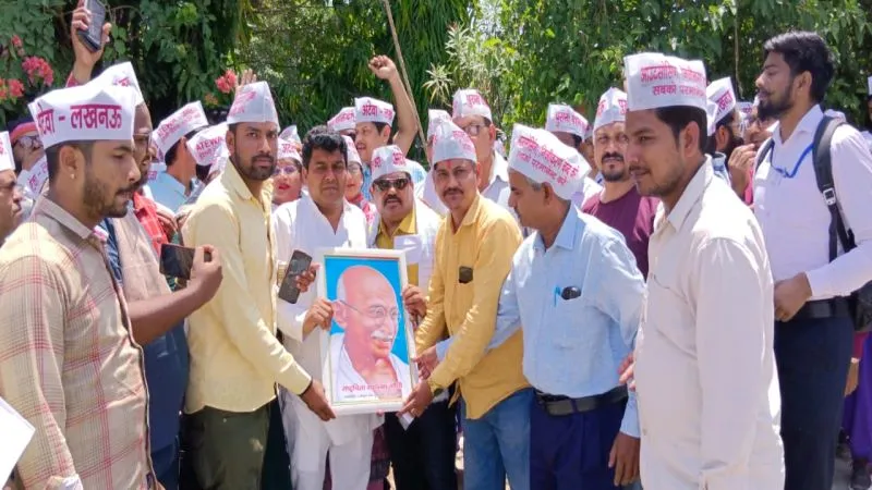 लखनऊ : निजीकरण भारत छोड़ो यात्रा में संविदा कर्मचारी संघ ने बुलंद की आवाज, कहा- ठेके पर नौकरी देना बंद करे सरकार