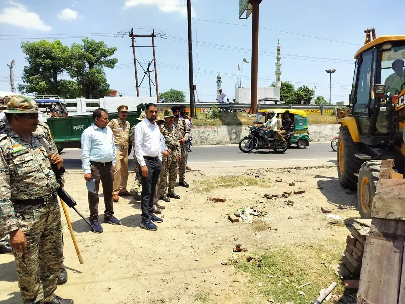 मुरादाबाद : अतिक्रमण पर गरजी जेसीबी, ध्वस्त किया अवैध निर्माण