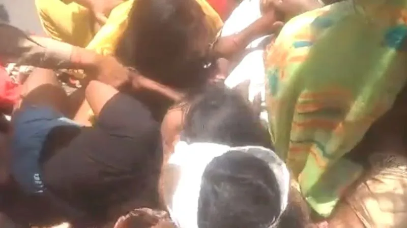 लखनऊ विधानसभा के सामने आत्मदाह की कोशिश, महिलायें और बच्चे भी रहे शामिल, जानें वजह