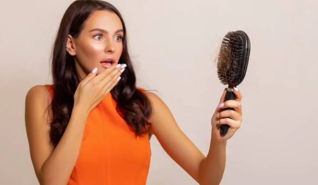 आपके भी झड़ रहे हैं बाल, इन घरेलू नुस्खों को आजमाकर जल्दी उगाएं 