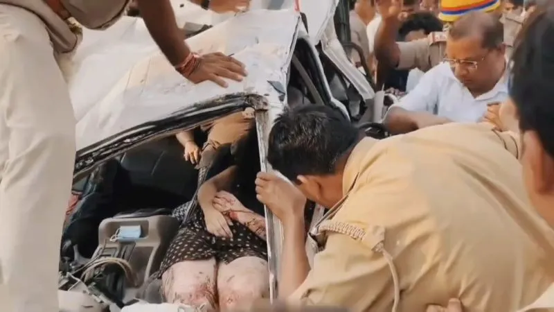 लखनऊ : तेज हवा से गिरी इकाना स्टेडियम की होर्डिंग, मां-बेटी की मौत