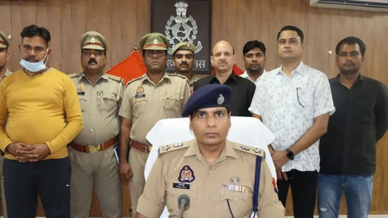 Etawah: पंजाब से तस्करी कर झारखंड ले जाई जा रही 690 पेटी अंग्रेजी शराब बरामद, पुलिस ने एक आरोपी को दबोचा