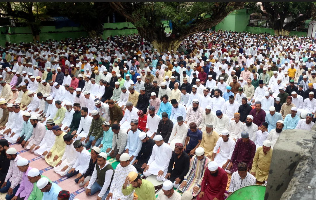 हल्द्वानी: सजदे में झुके सिर, दुआ में चैन-ओ-अमन और गरीब के लिए घर