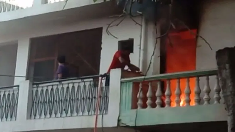 Unnao Fire : मशीनरी स्टोर में लगी भीषण आग, लाखों का सामान जलकर राख, सूचना देने के दो घंटे बाद पहुंची दमकल