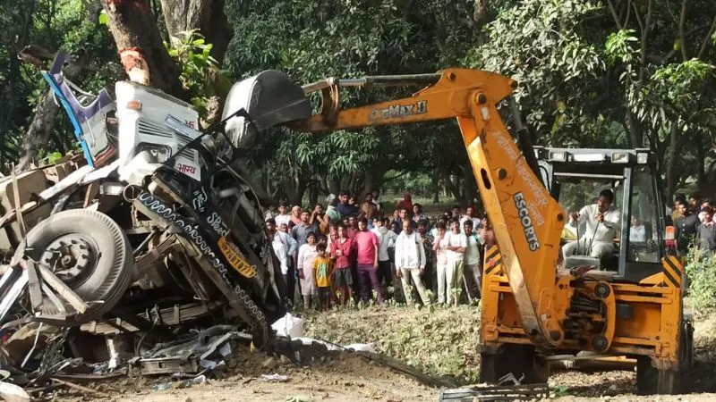 Unnao Accident: अनियंत्रित ट्रक पेड़ में घुसा, दो की मौत, चार गंभीर घायल, मृतकों की नहीं हो सकी शिनाख्त